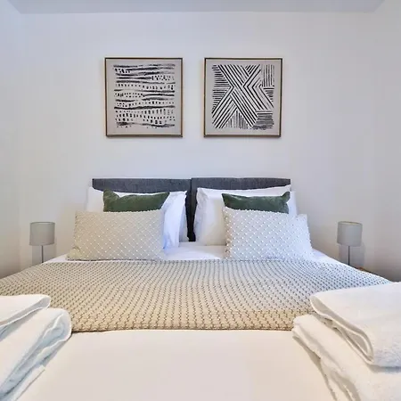 3 Bedroom By Littlepiggyrentals Short Lets & Serviced With Wifi & Free Parking * Bristol