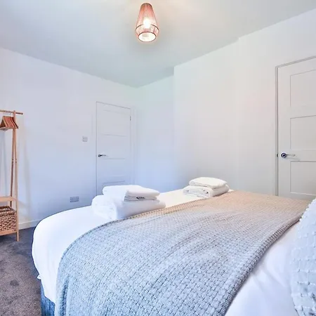 3 Bedroom By Littlepiggyrentals Short Lets & Serviced With Wifi & Free Parking Holiday home *