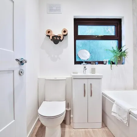3 Bedroom By Littlepiggyrentals Short Lets & Serviced With Wifi & Free Parking *