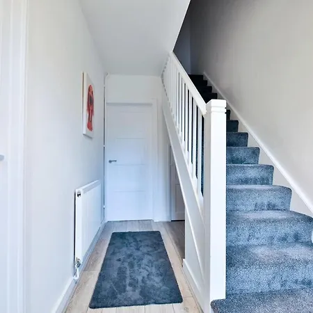 3 Bedroom By Littlepiggyrentals Short Lets & Serviced With Wifi & Free Parking * Bristol