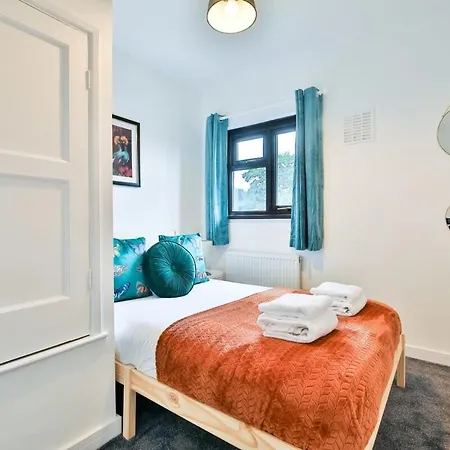 3 Bedroom By Littlepiggyrentals Short Lets & Serviced With Wifi & Free Parking
