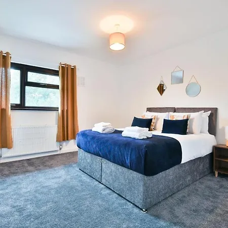 Holiday home 3 Bedroom By Littlepiggyrentals Short Lets & Serviced With Wifi & Free Parking *