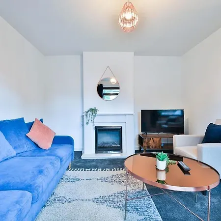 Holiday home 3 Bedroom By Littlepiggyrentals Short Lets & Serviced With Wifi & Free Parking