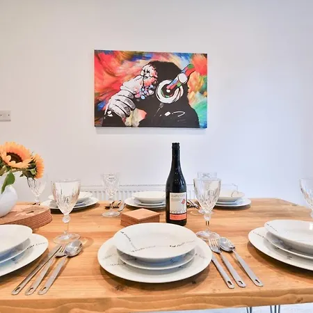 Holiday home 3 Bedroom By Littlepiggyrentals Short Lets & Serviced With Wifi & Free Parking *