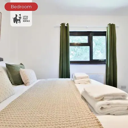 3 Bedroom By Littlepiggyrentals Short Lets & Serviced With Wifi & Free Parking *