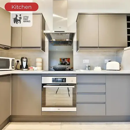 3 Bedroom By Littlepiggyrentals Short Lets & Serviced With Wifi & Free Parking Сasa de vacaciones