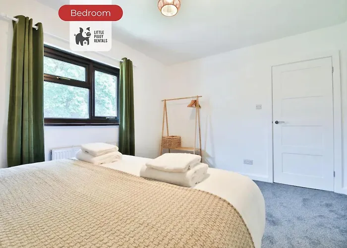 3 Bedroom With 5 Beds, Free Parking And Wifi For Contractors And Families Holiday home Bristol