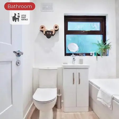 3 Bedroom By Littlepiggyrentals Short Lets & Serviced With Wifi & Free Parking
